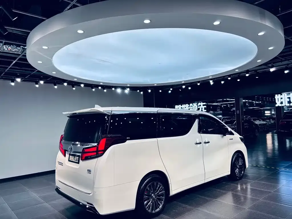 Toyota Alphard — фото 3