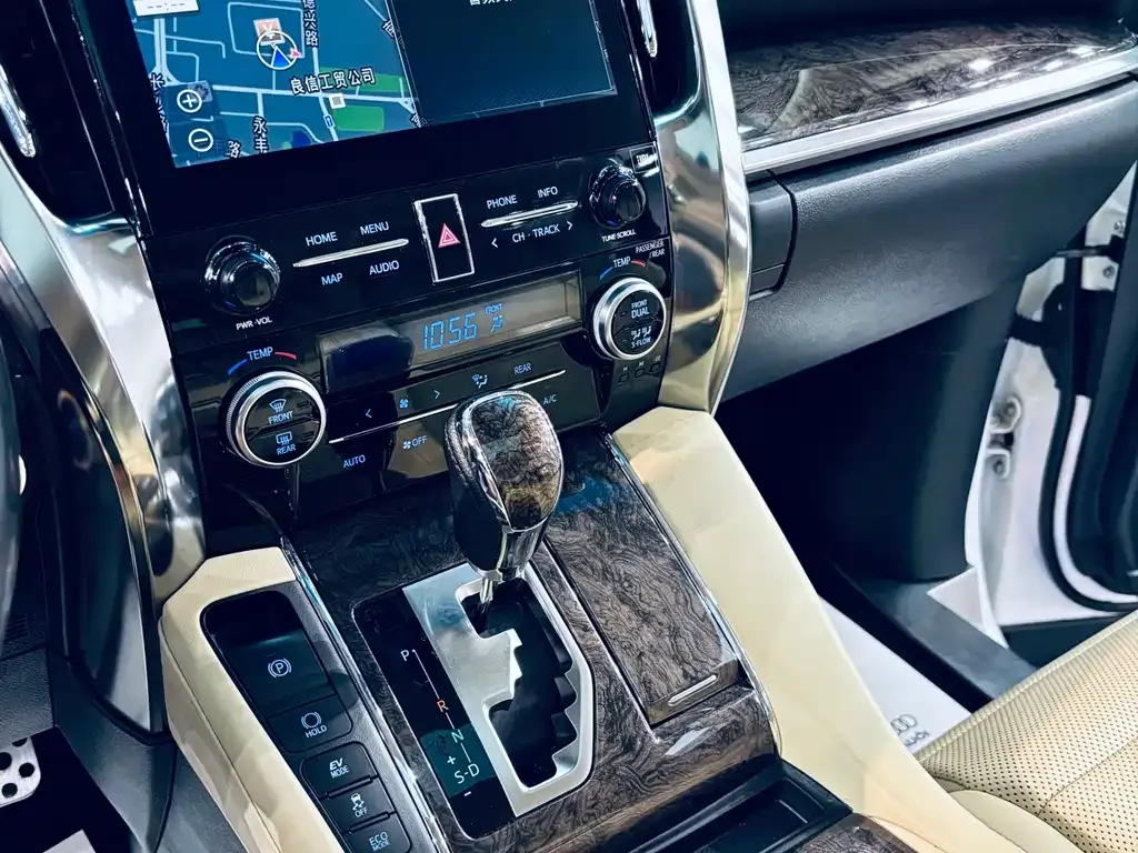 Toyota Alphard — фото 9
