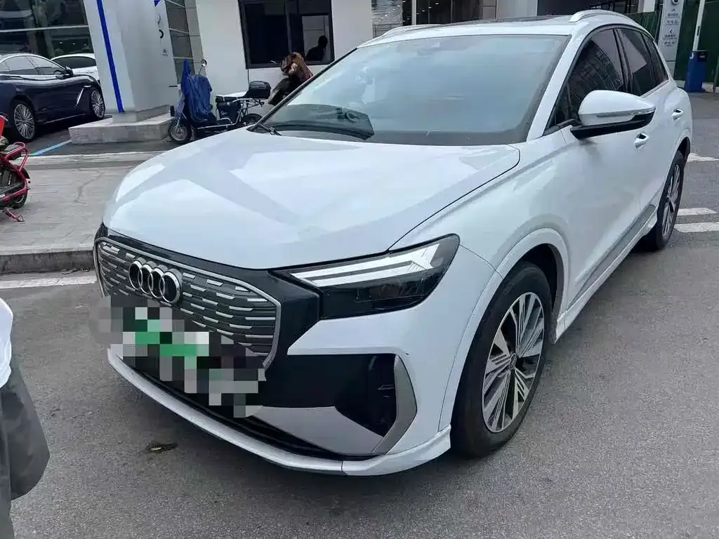 Audi Q4 e-tron — фото 1