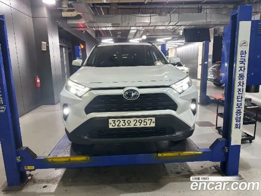 Toyota RAV4 — фото 1