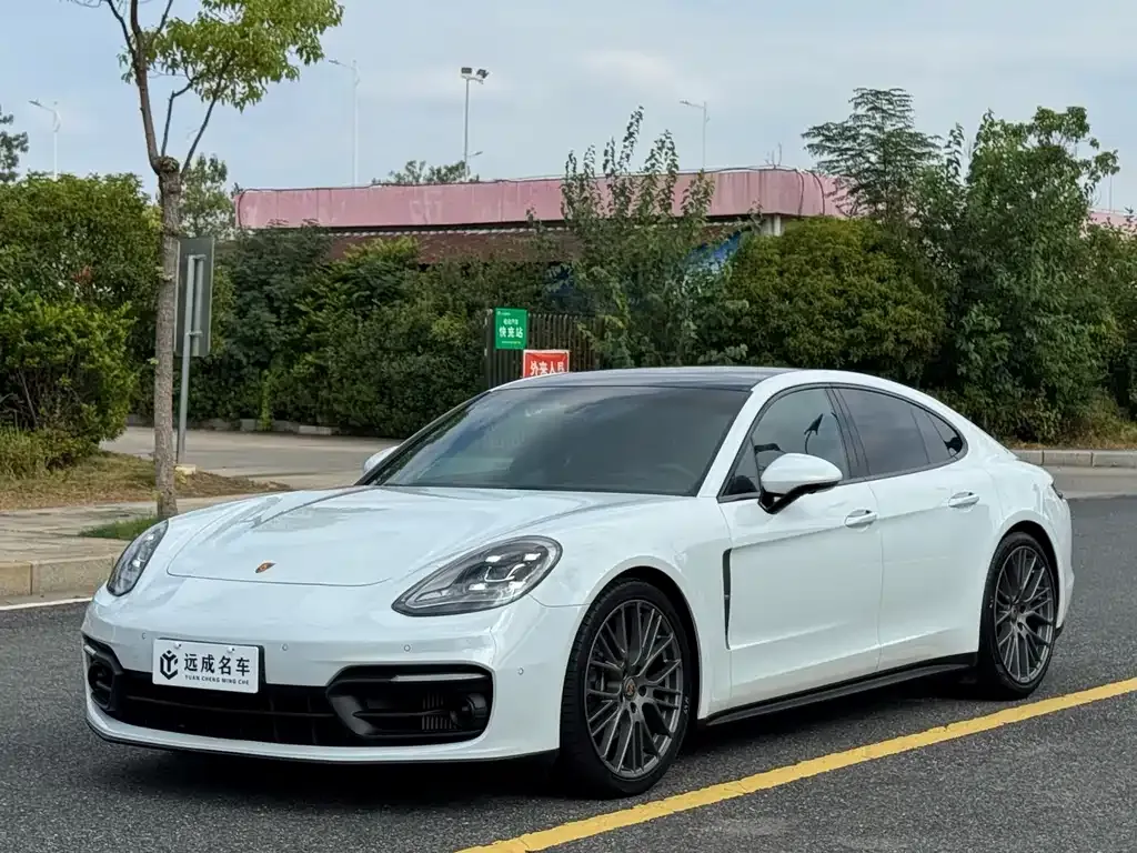 Porsche Panamera — фото 1