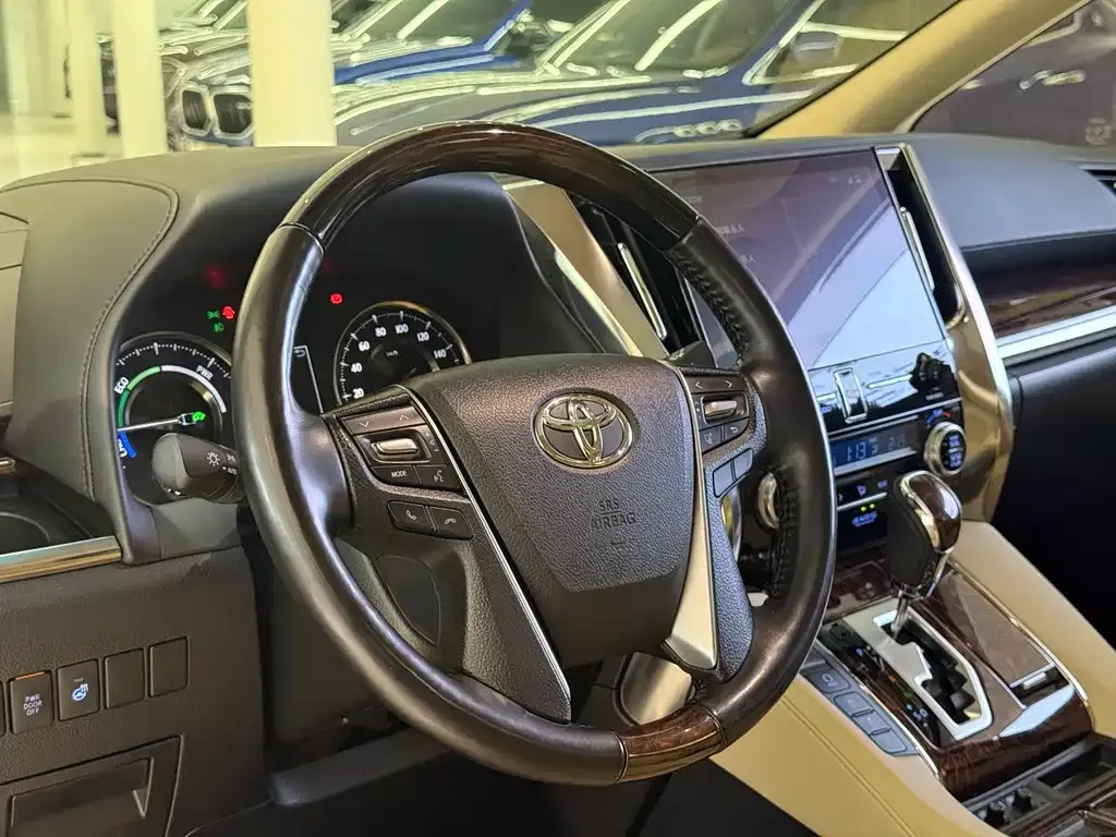 Toyota Alphard — фото 5