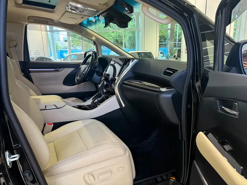 Toyota Alphard — фото 8
