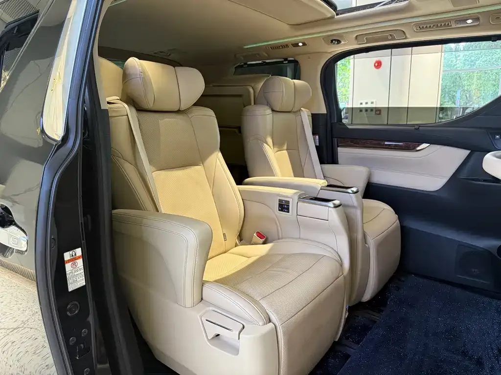 Toyota Alphard — фото 9
