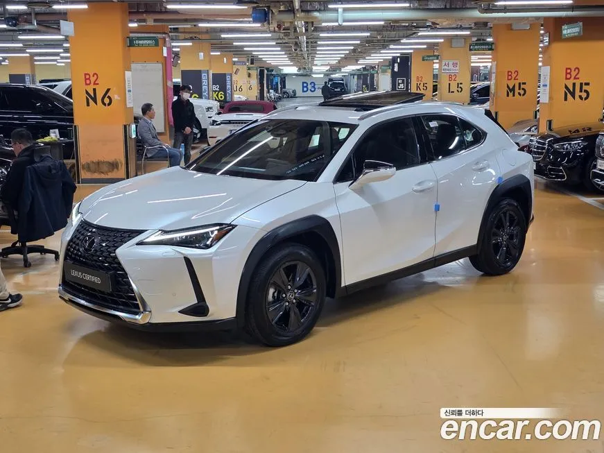 Lexus UX — фото 1