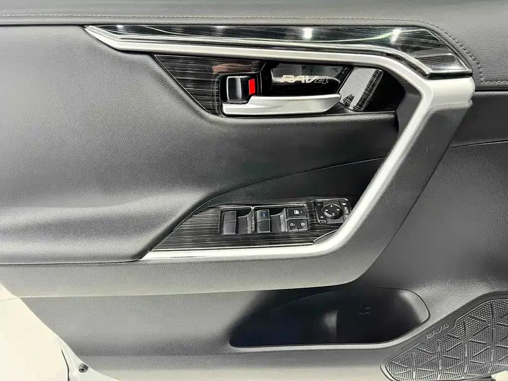Toyota RAV4 — фото 9