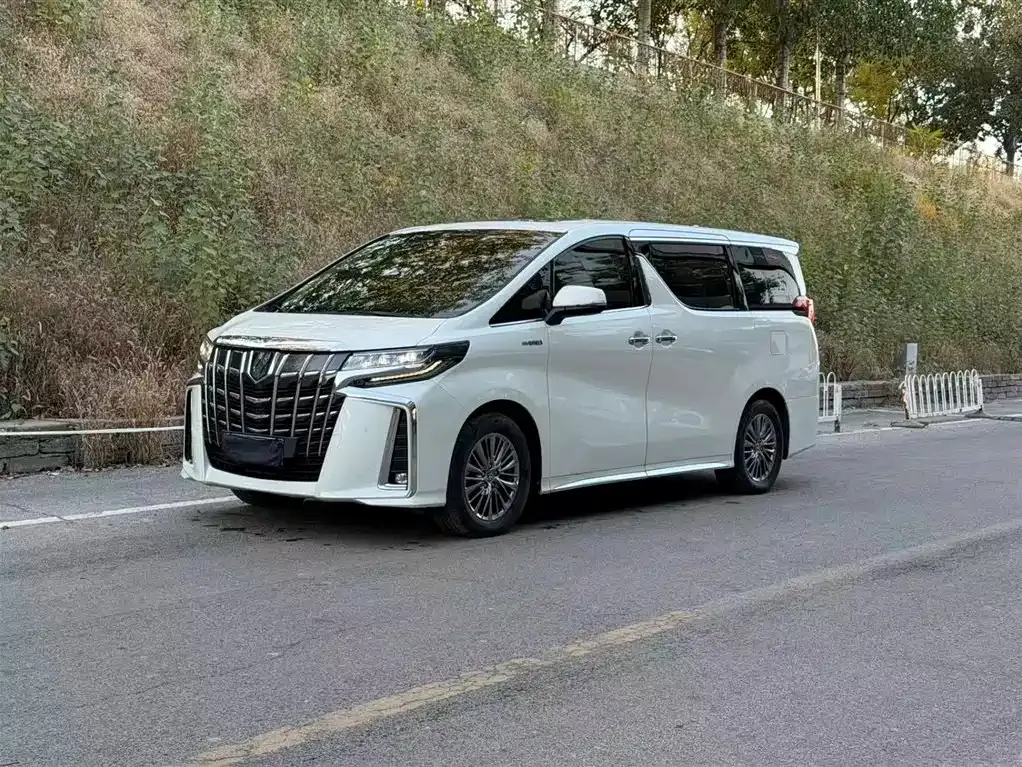 Toyota Alphard — фото 1