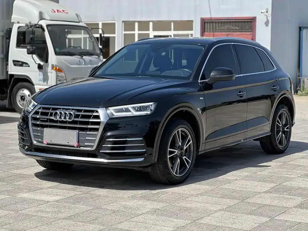 Audi Q5L — фото 1