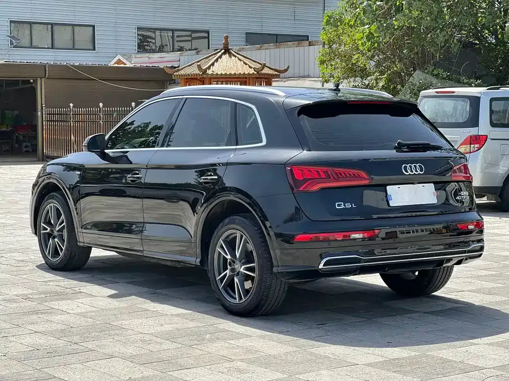 Audi Q5L — фото 8