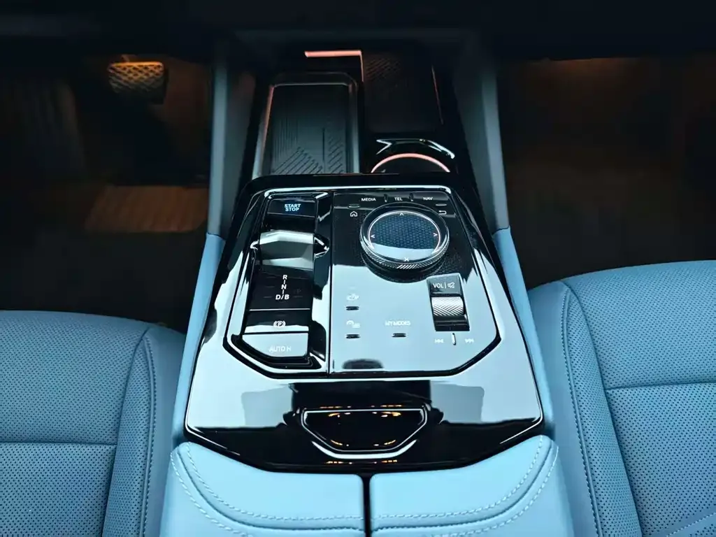 BMW i5 — фото 10