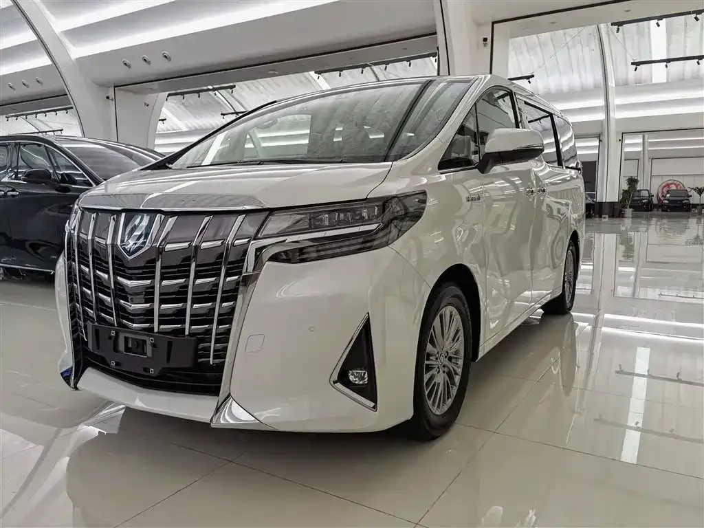 Toyota Alphard — фото 1