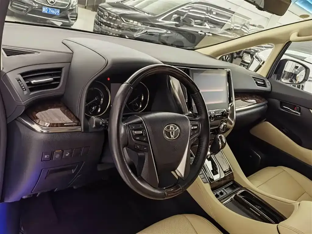 Toyota Alphard — фото 10
