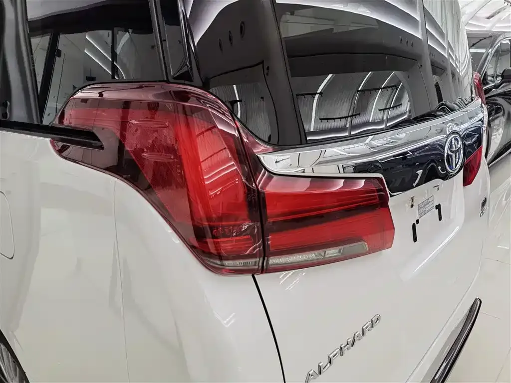 Toyota Alphard — фото 6