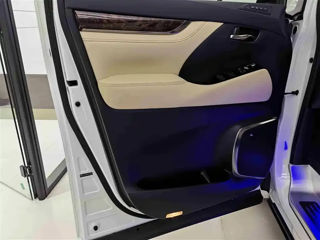 Toyota Alphard — фото 8