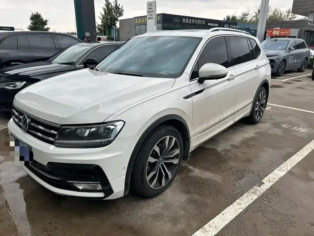 Volkswagen Tiguan L — фото 1