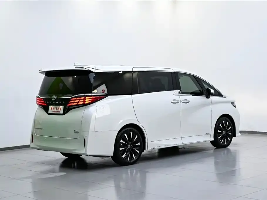 Toyota Alphard — фото 3
