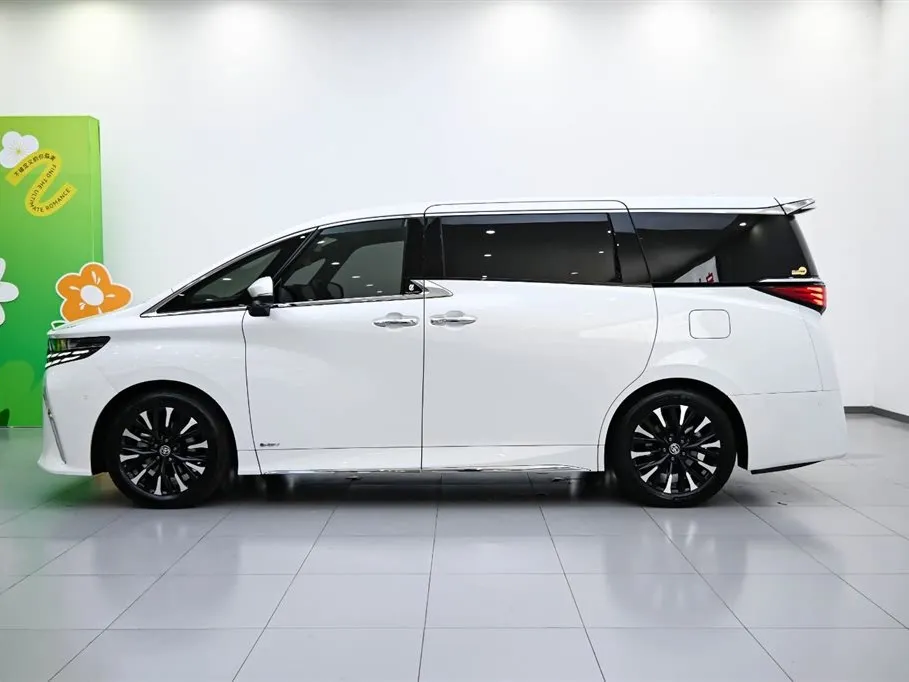 Toyota Alphard — фото 4