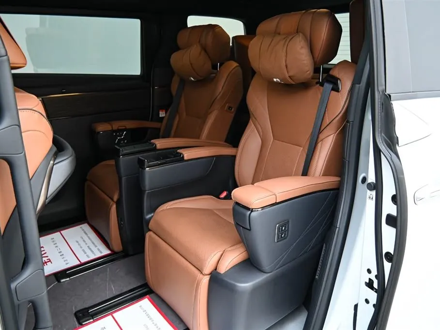 Toyota Alphard — фото 8