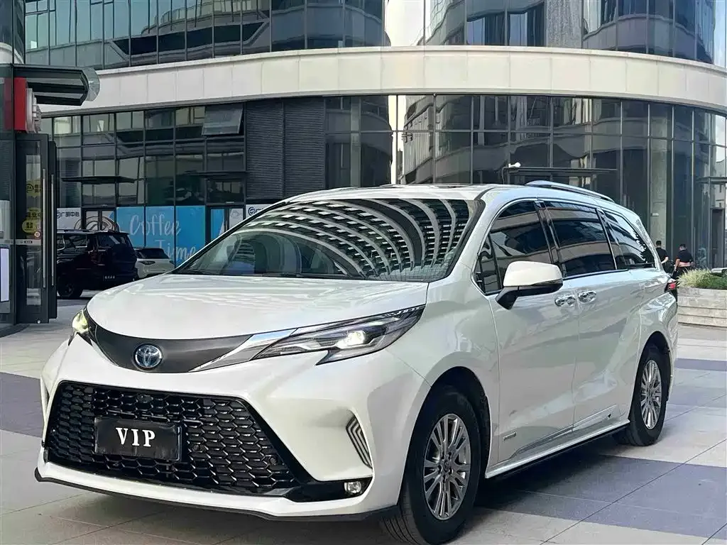 Toyota Sienna — фото 1