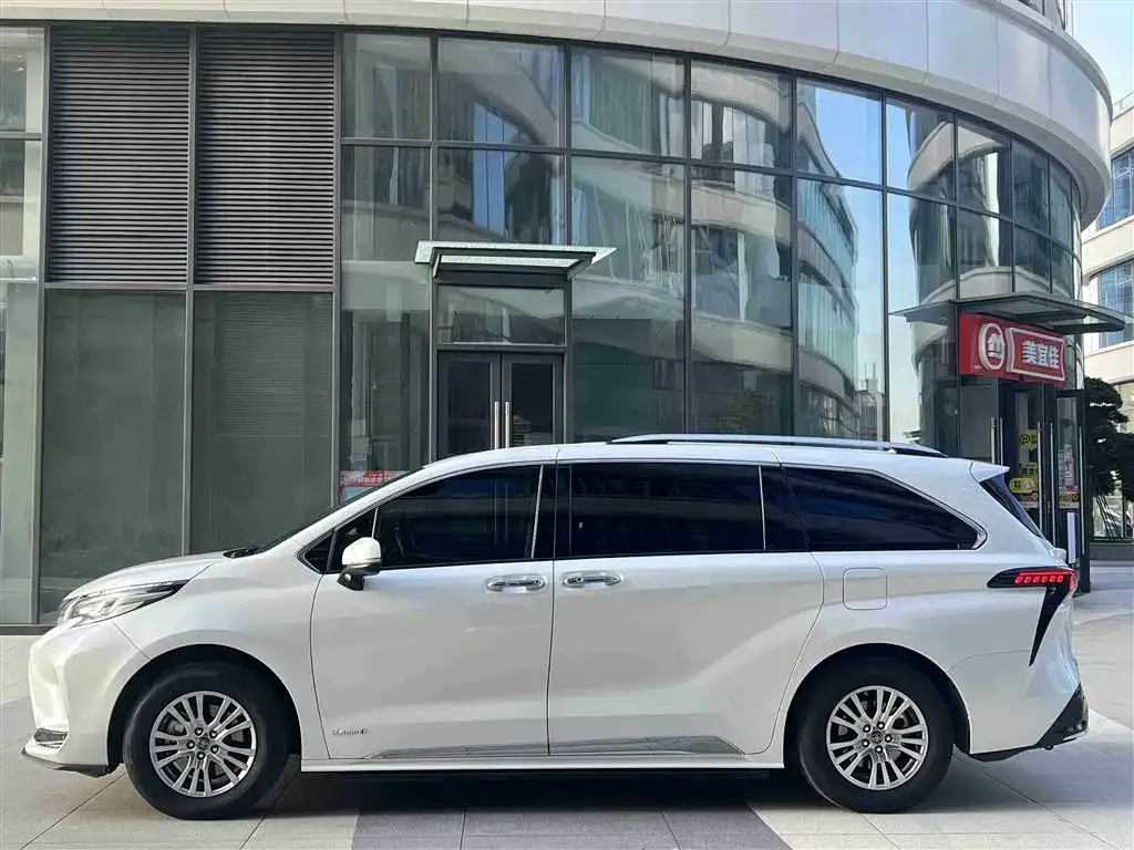 Toyota Sienna — фото 10