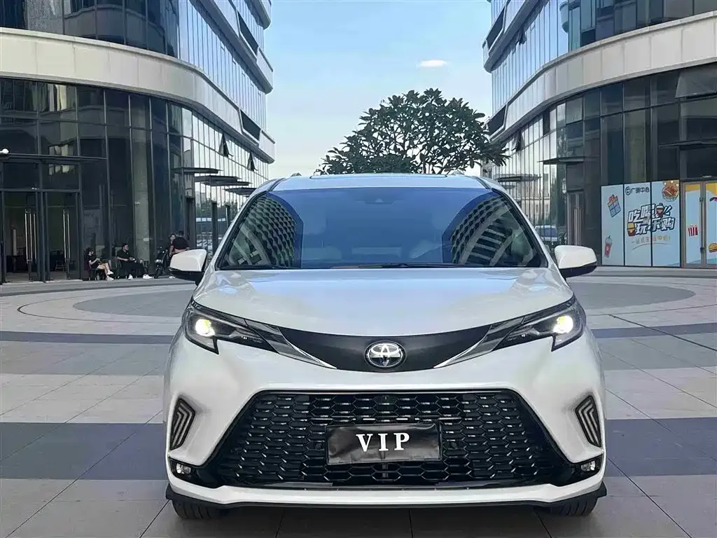 Toyota Sienna — фото 2