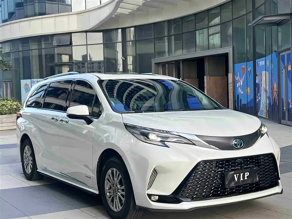 Toyota Sienna — фото 3
