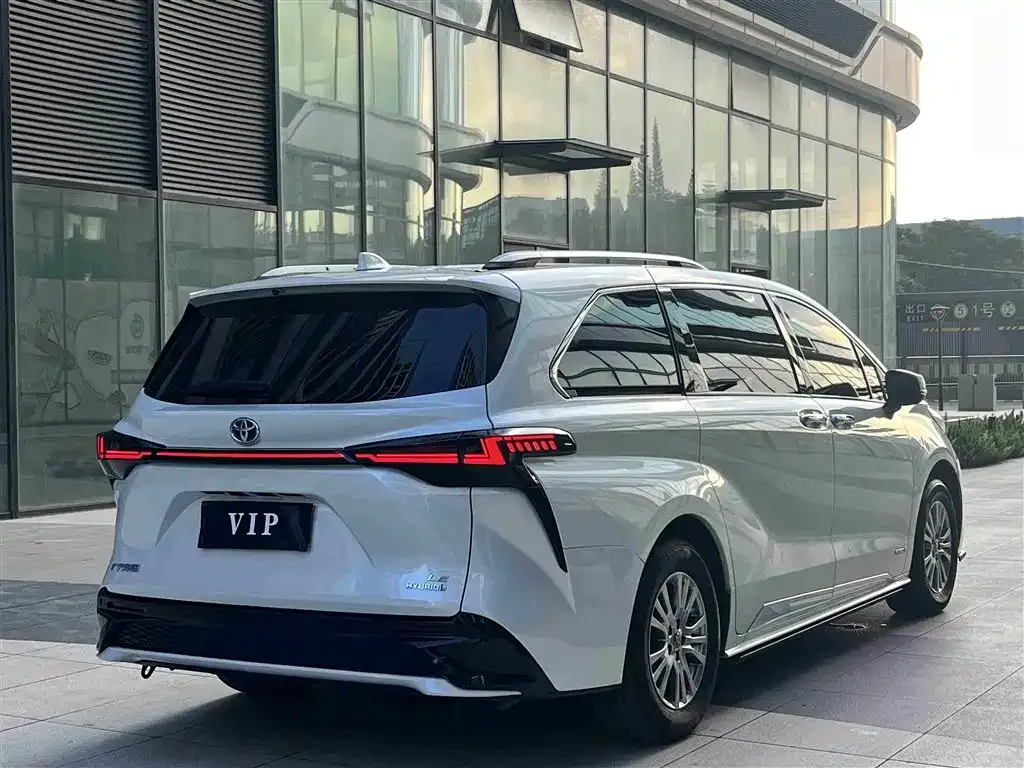 Toyota Sienna — фото 4