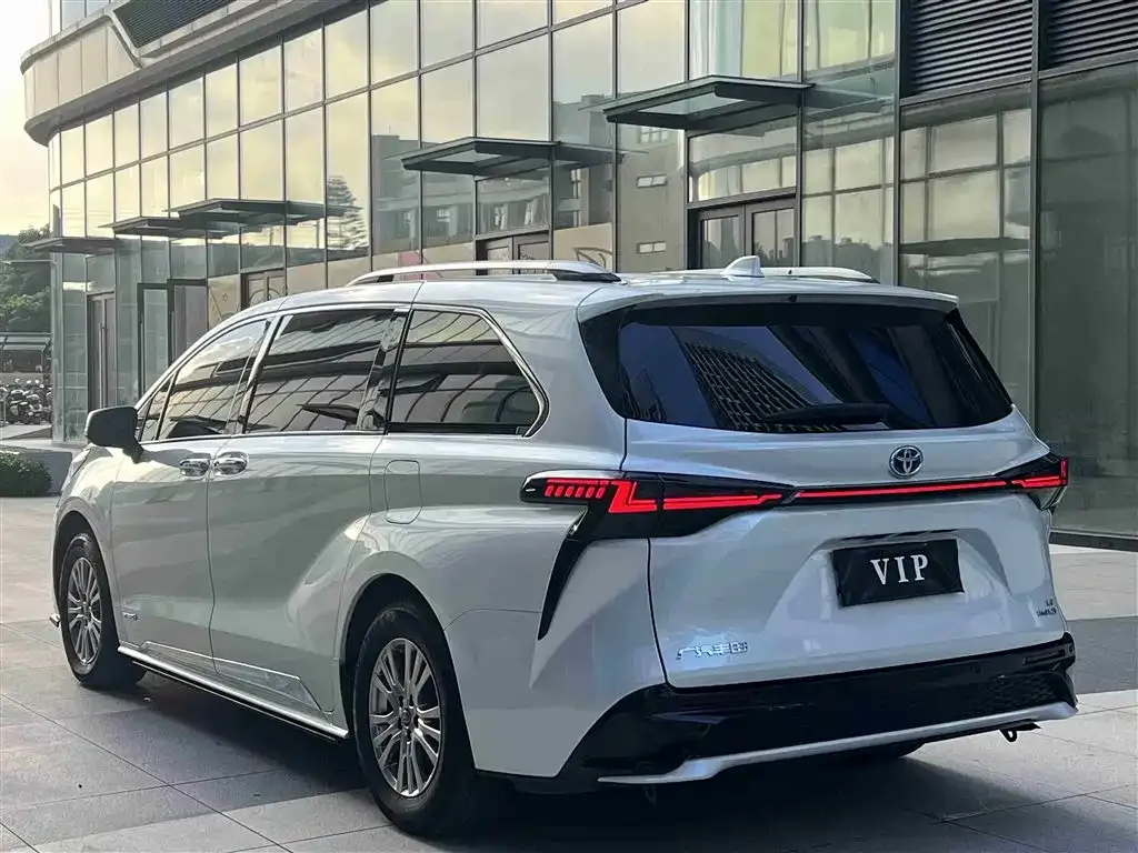 Toyota Sienna — фото 6