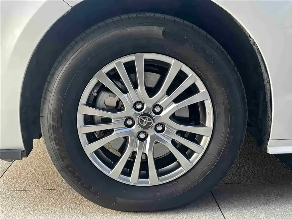 Toyota Sienna — фото 9