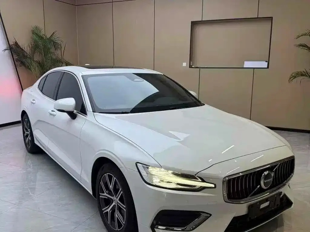 Volvo S60 — фото 1