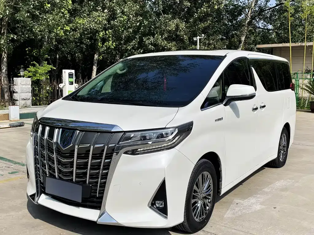 Toyota Alphard — фото 1