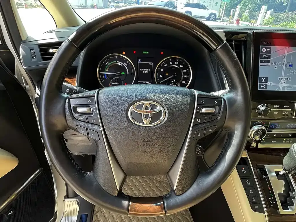 Toyota Alphard — фото 3