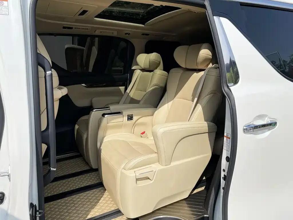 Toyota Alphard — фото 7