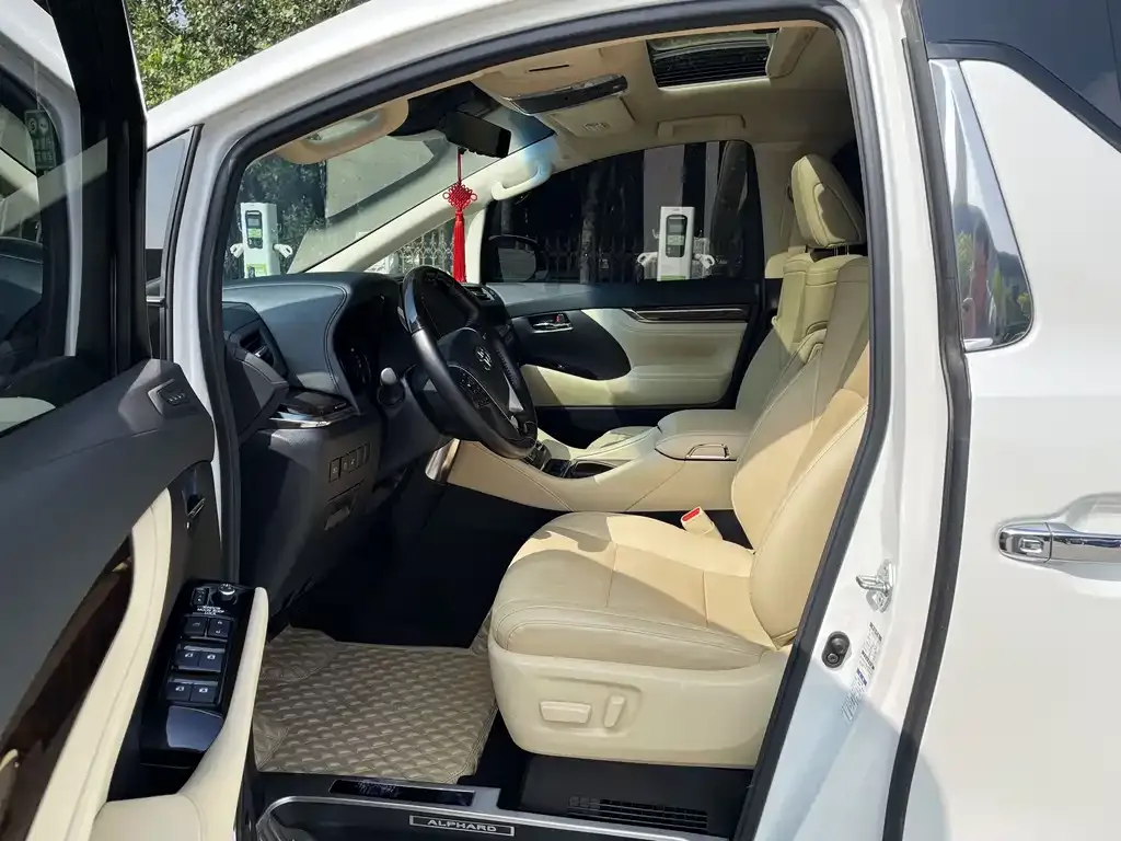 Toyota Alphard — фото 8