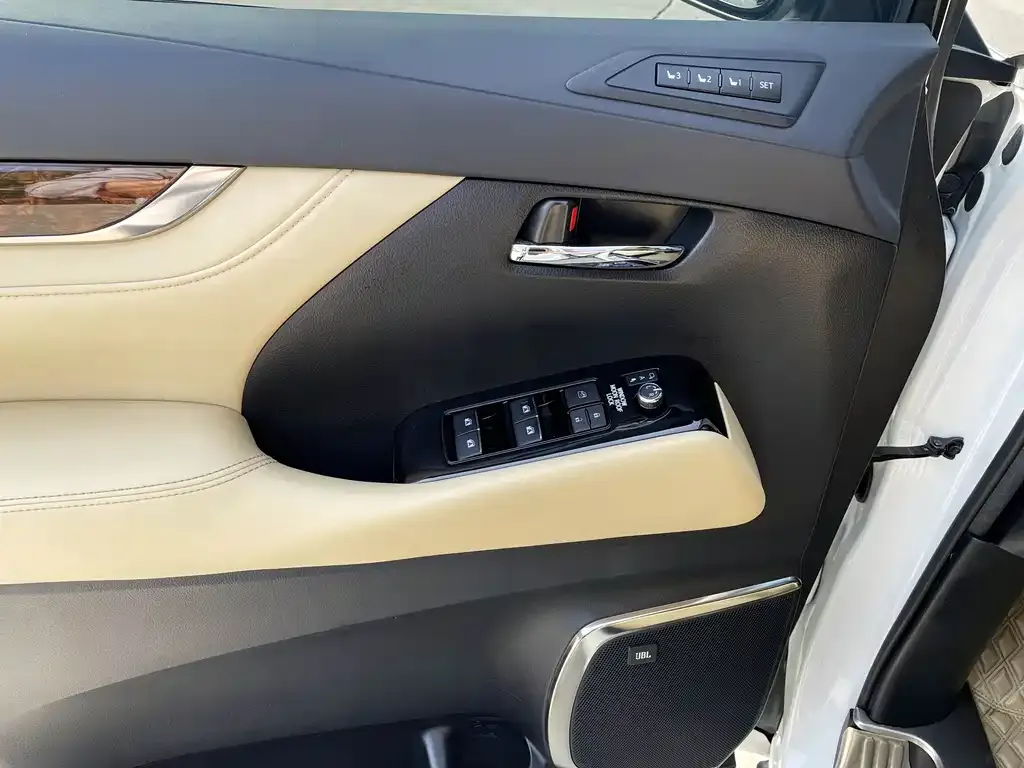 Toyota Alphard — фото 9