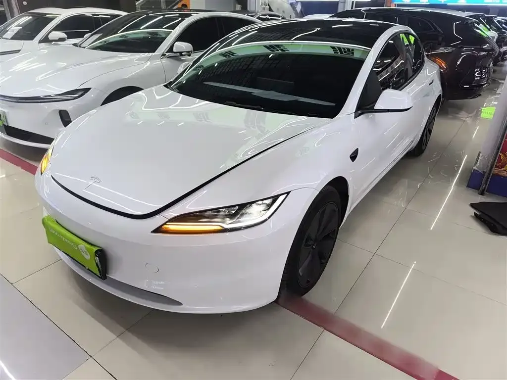 Tesla Model 3 — фото 1