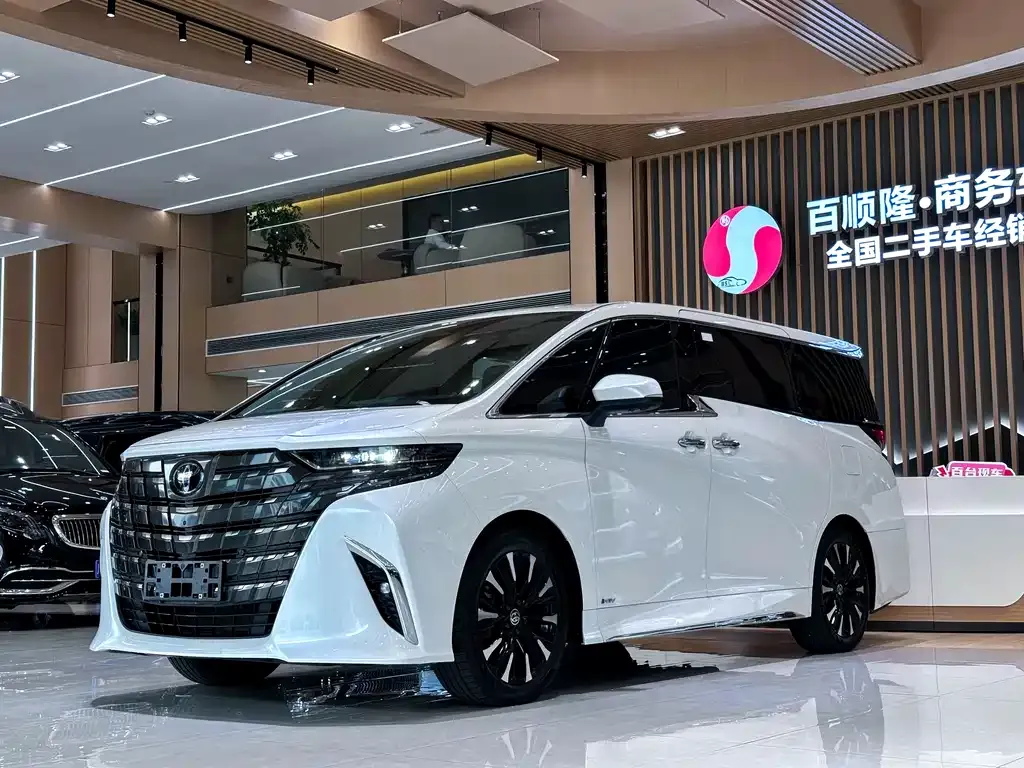 Toyota Alphard — фото 1