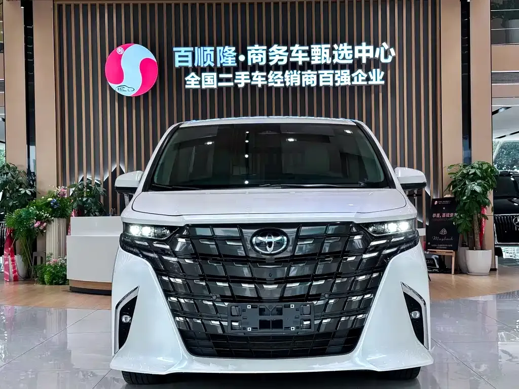 Toyota Alphard — фото 2