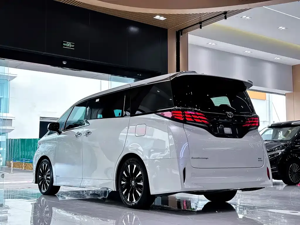 Toyota Alphard — фото 4