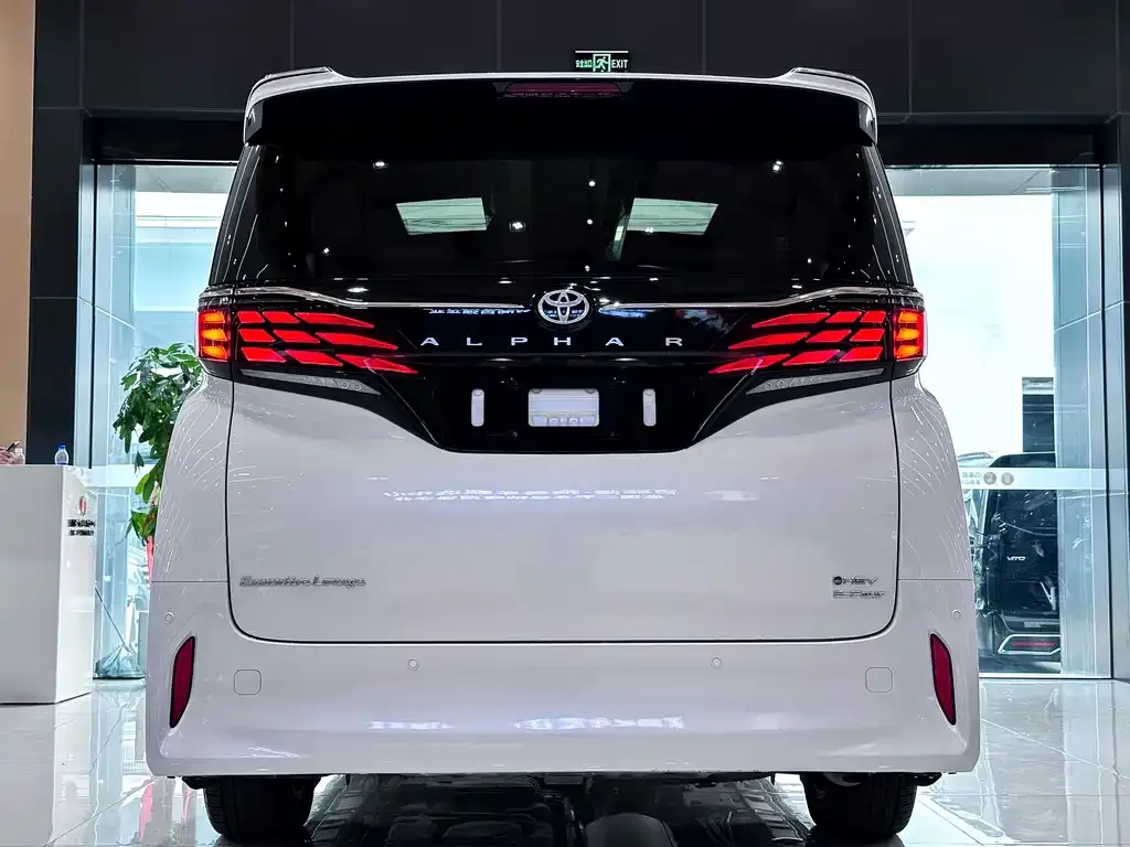 Toyota Alphard — фото 5