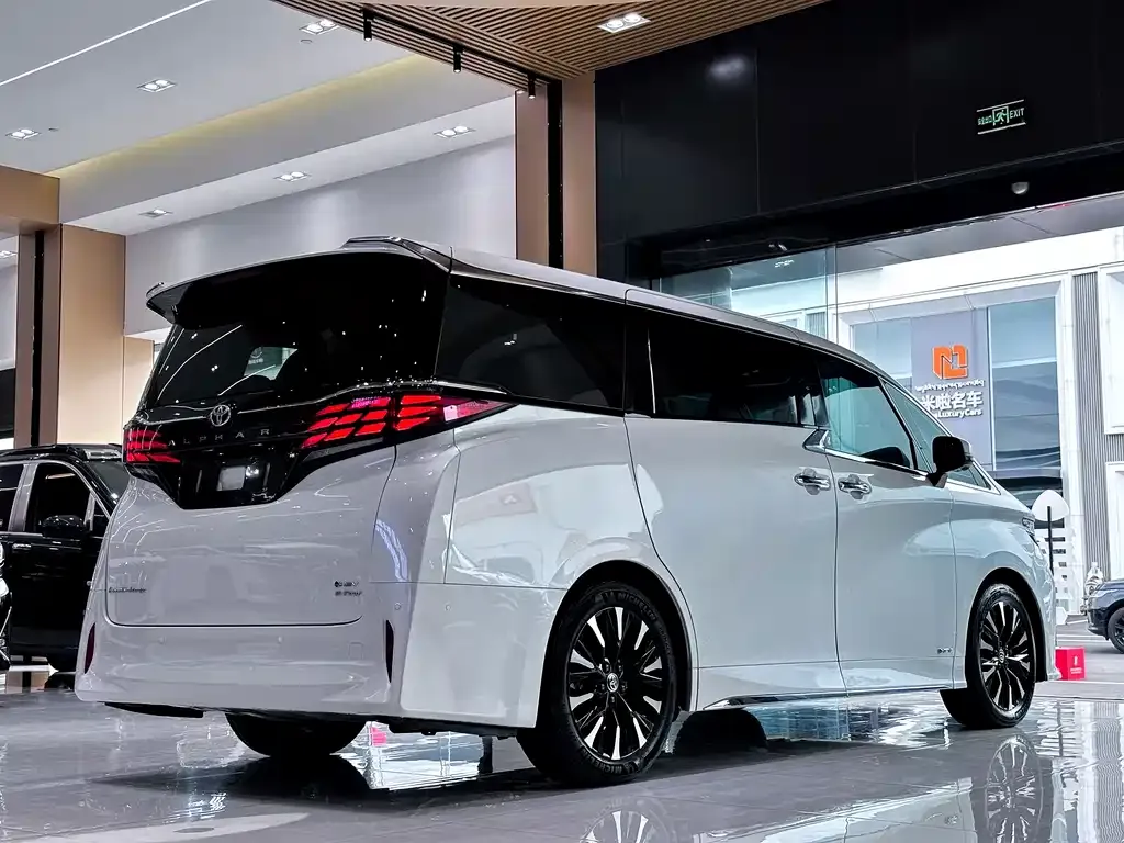 Toyota Alphard — фото 6