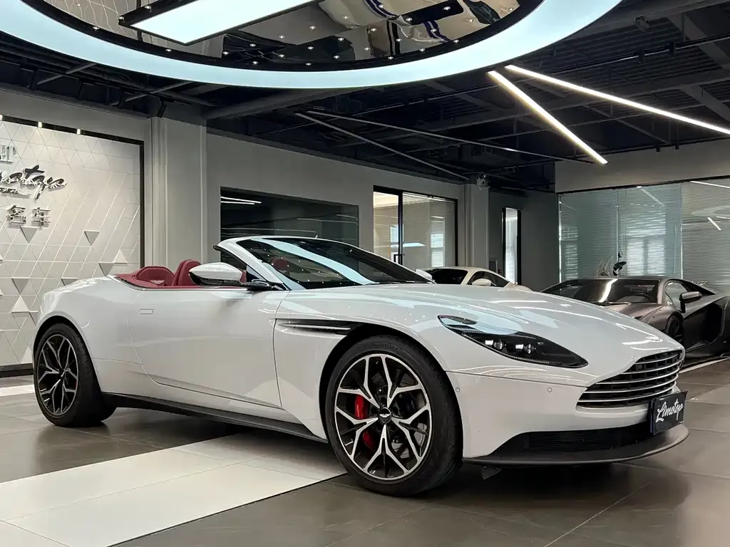 Aston Martin DB11 — фото 1
