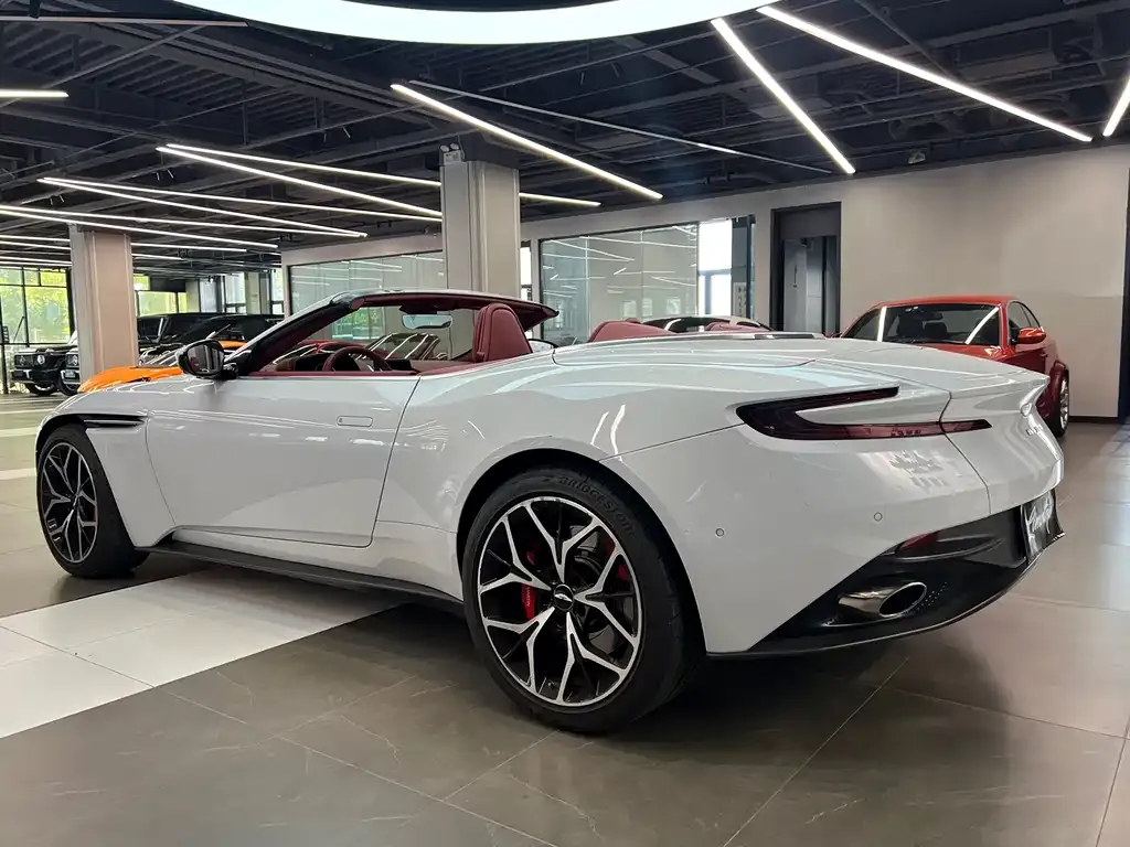 Aston Martin DB11 — фото 6