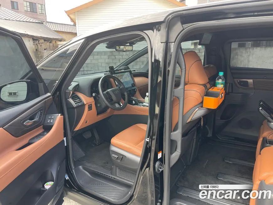 Toyota Alphard — фото 1