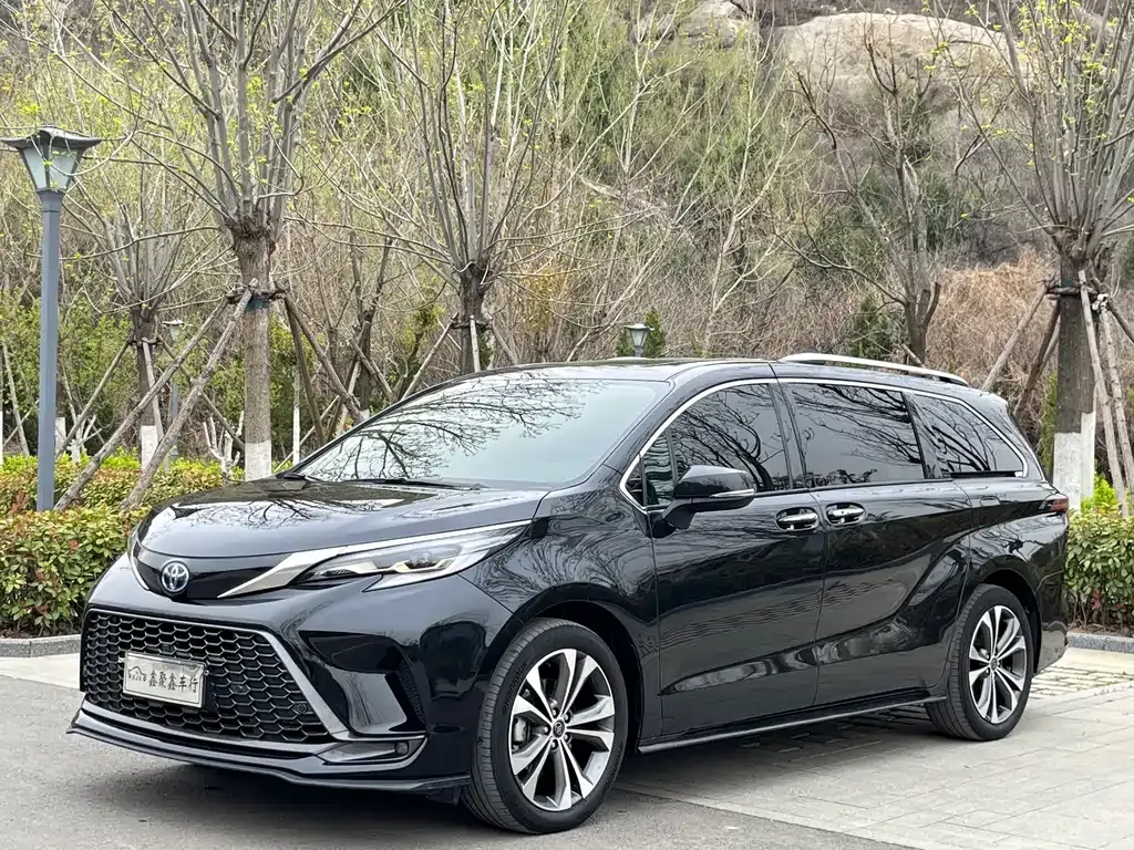 Toyota Granvia — фото 1