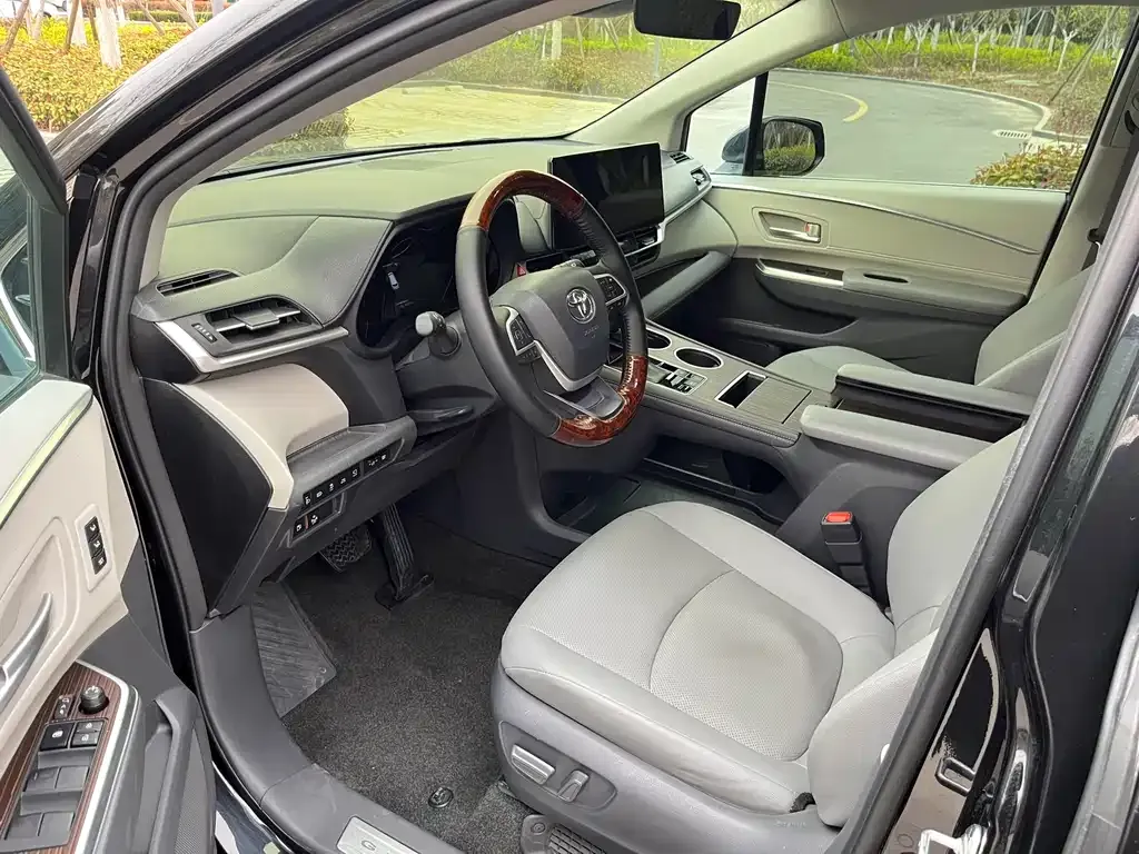 Toyota Granvia — фото 4