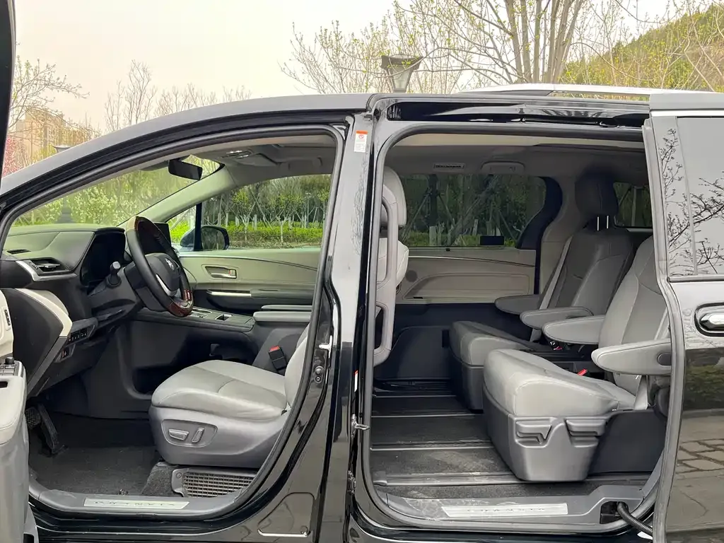 Toyota Granvia — фото 5