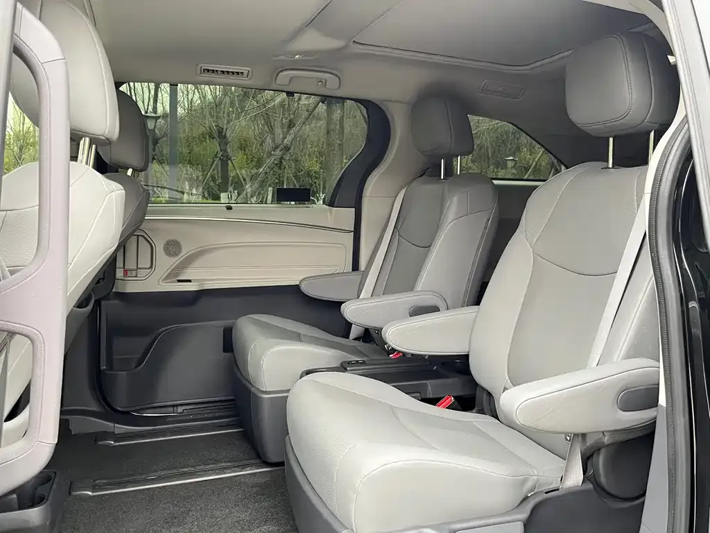 Toyota Granvia — фото 6