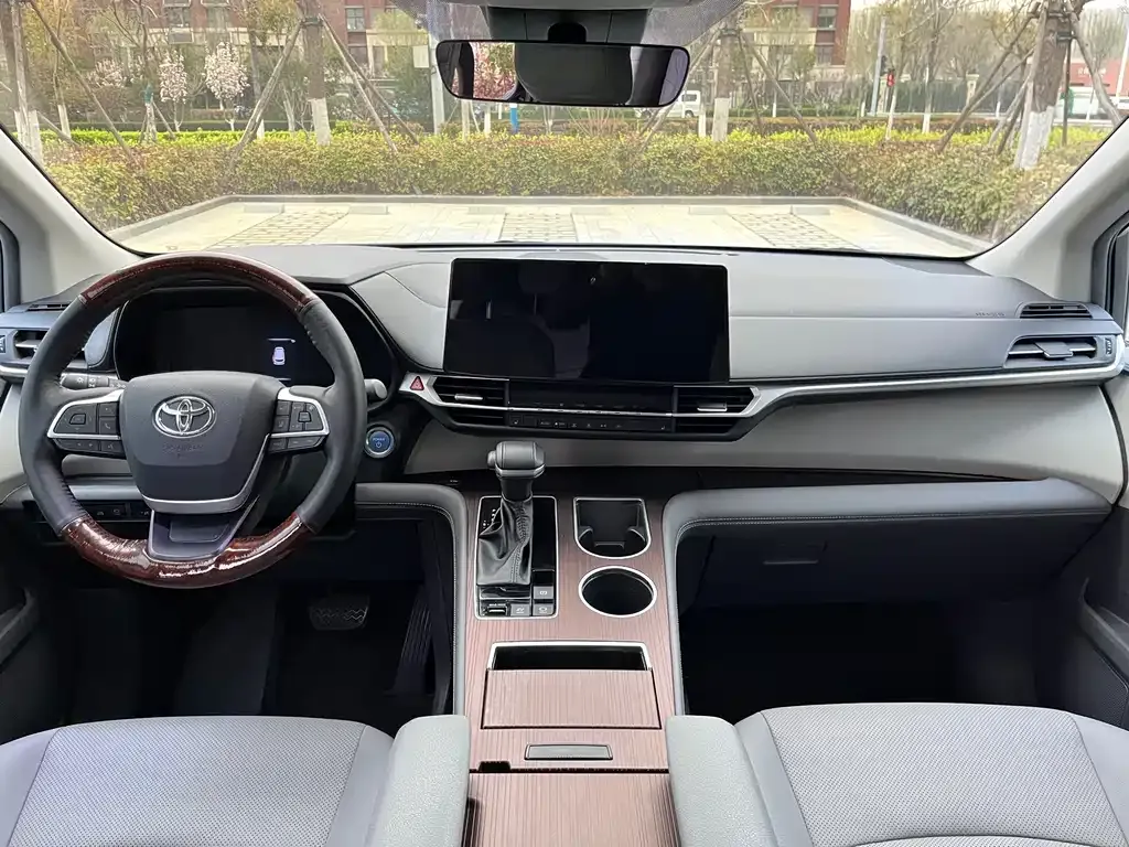 Toyota Granvia — фото 7