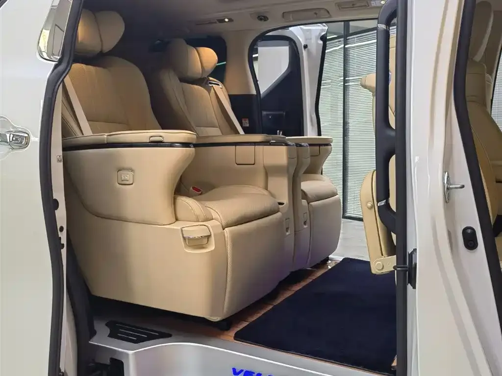 Toyota Alphard — фото 10